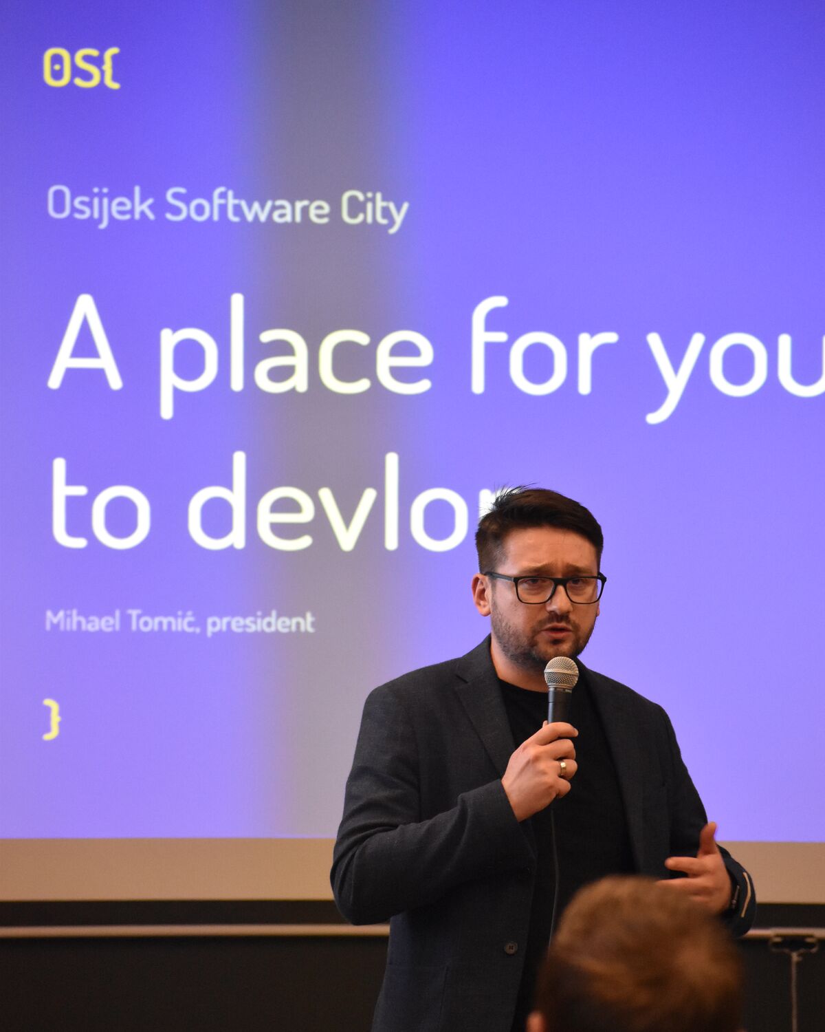 Mihael Tomić, president of Osijek Software City, speaking at an OSC event